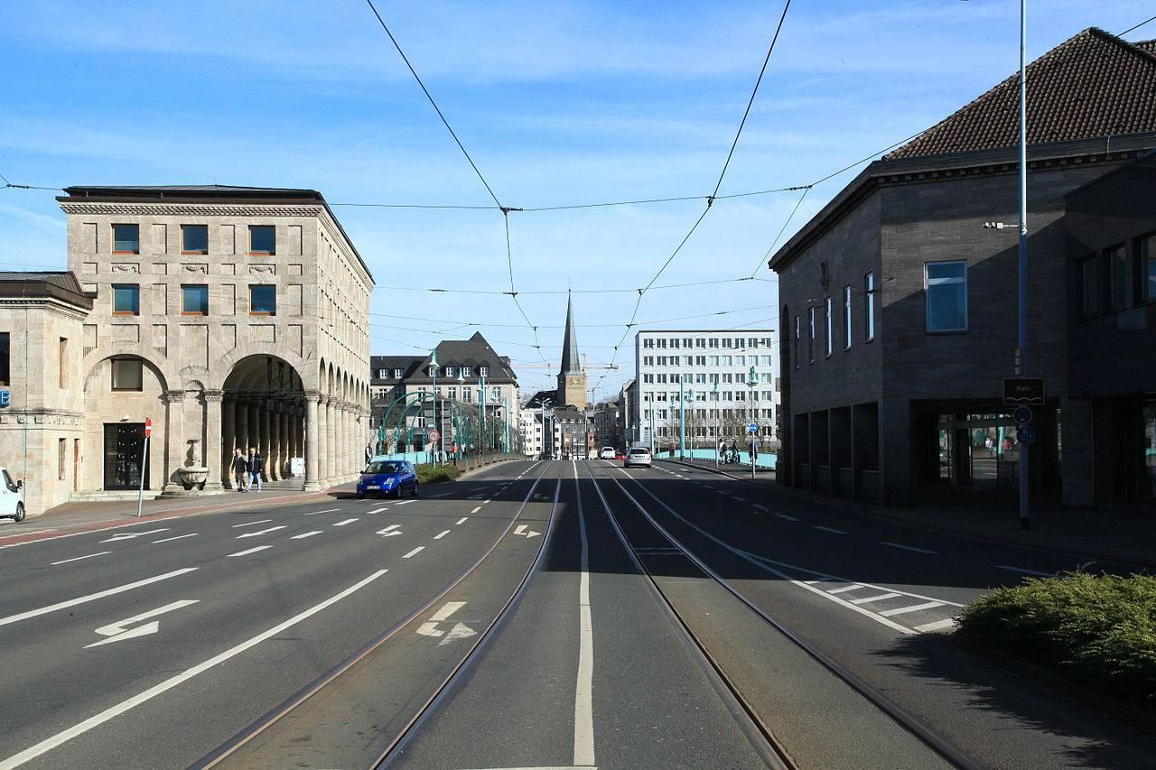 Blick von der Straße auf Hauptverwaltung und Stadthalle