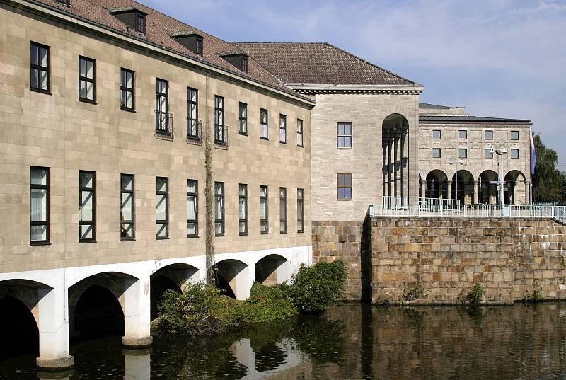 Verwaltung mit Stadthalle im Hintergrund