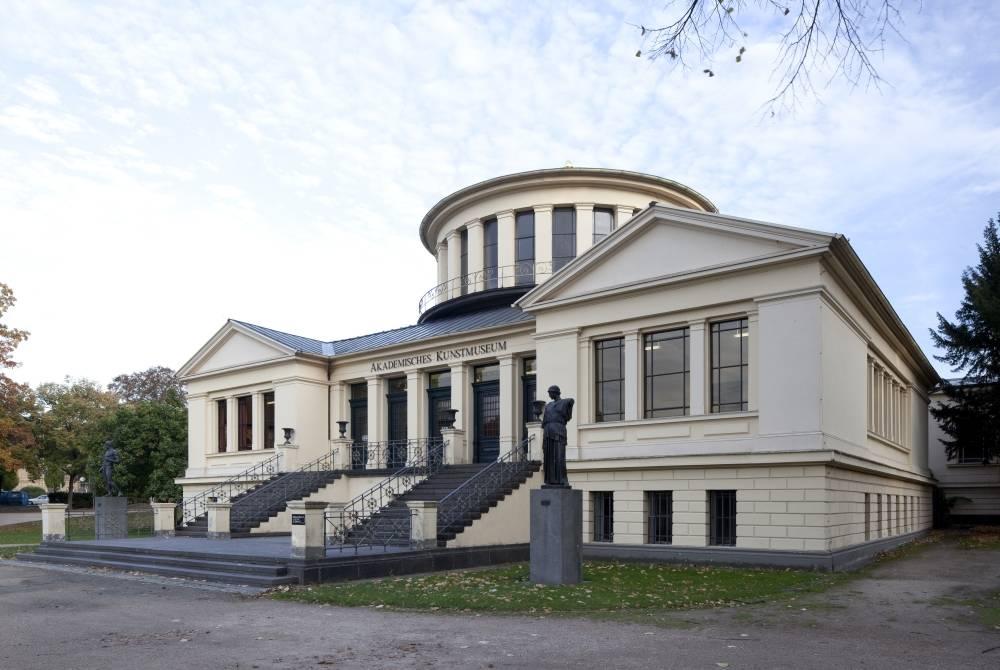 Seitlicher Blick auf die Fassade des Akademischen Kunstmuseums