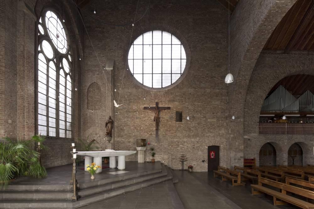 Blick zum Altar aus dem Nordschiff von St. Marien