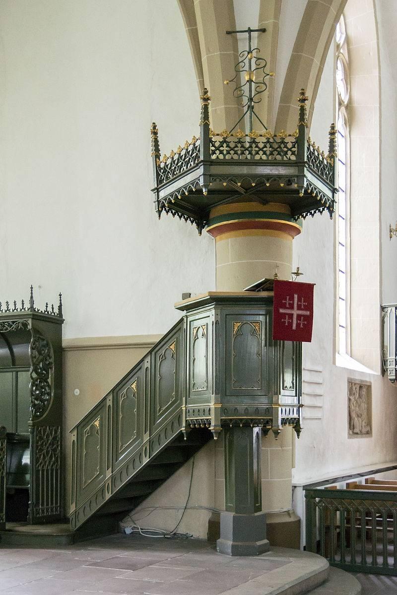 neugotische Kanzel der Kirche