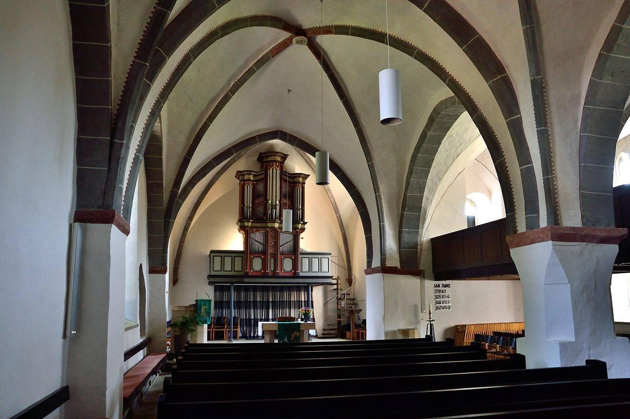 Innenansicht mit Blick auf die Orgel