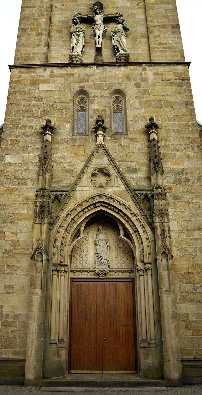 Eingangsportal mit Statue der Heiligen Lucia im Tympanon