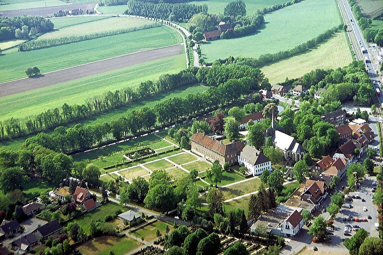 Luftbild der Klosteranlage in Herzebrock-Clarholz