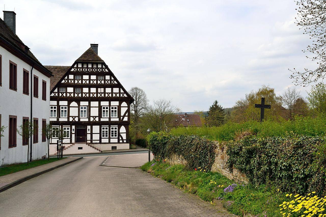 Pfarrhaus der katholischen Kirche St. Michael und Bruchsteinmauer beim Kloster Falkenhagen