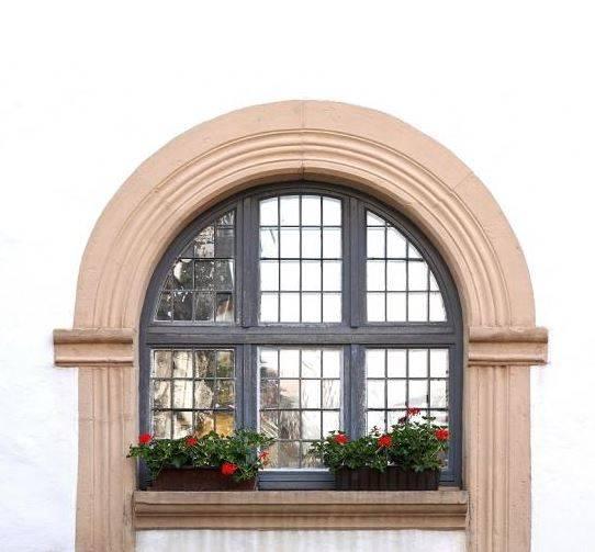 Detail Fenster in Rundbogen
