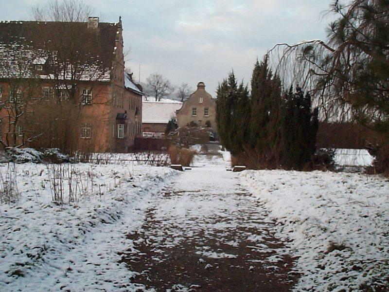 Blick auf das Hauptgebäude und die Ökonomie