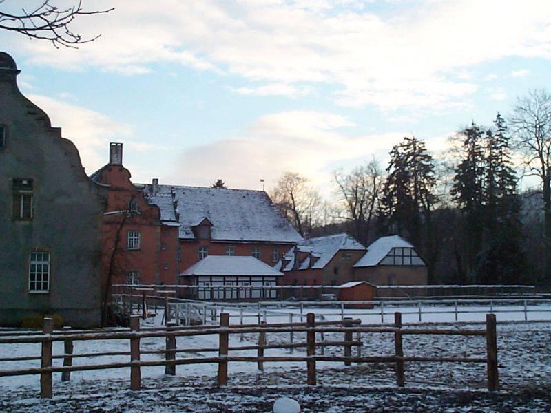 Gelände der Schlossanlage mit Blick auf die Nebengebäude und das Herrenhaus