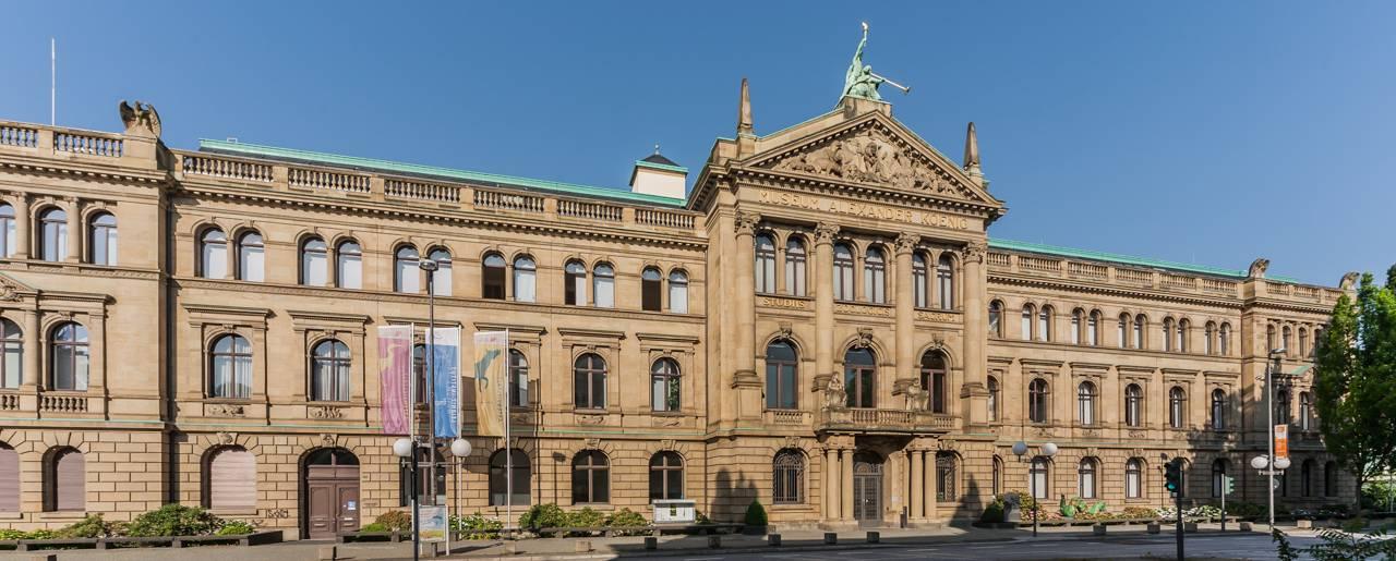 Blick auf die Fassade des Hauptgebäudes