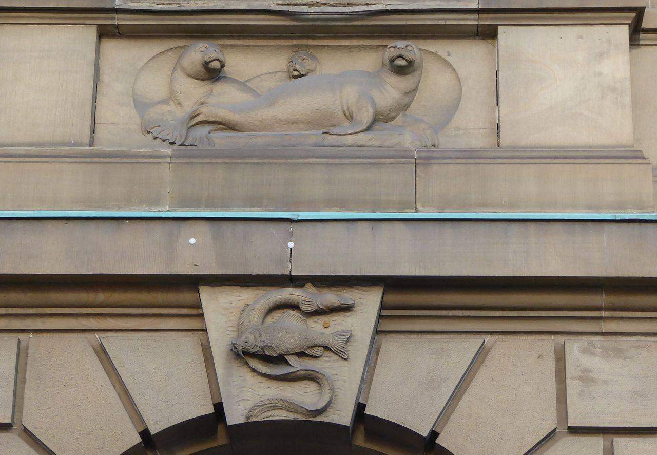 Tierdarstellungen an der Fassade