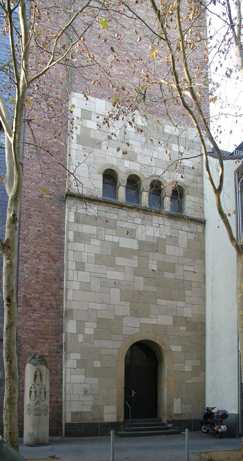 mit Werkstein verkleidetes Portal von St. Mechtern