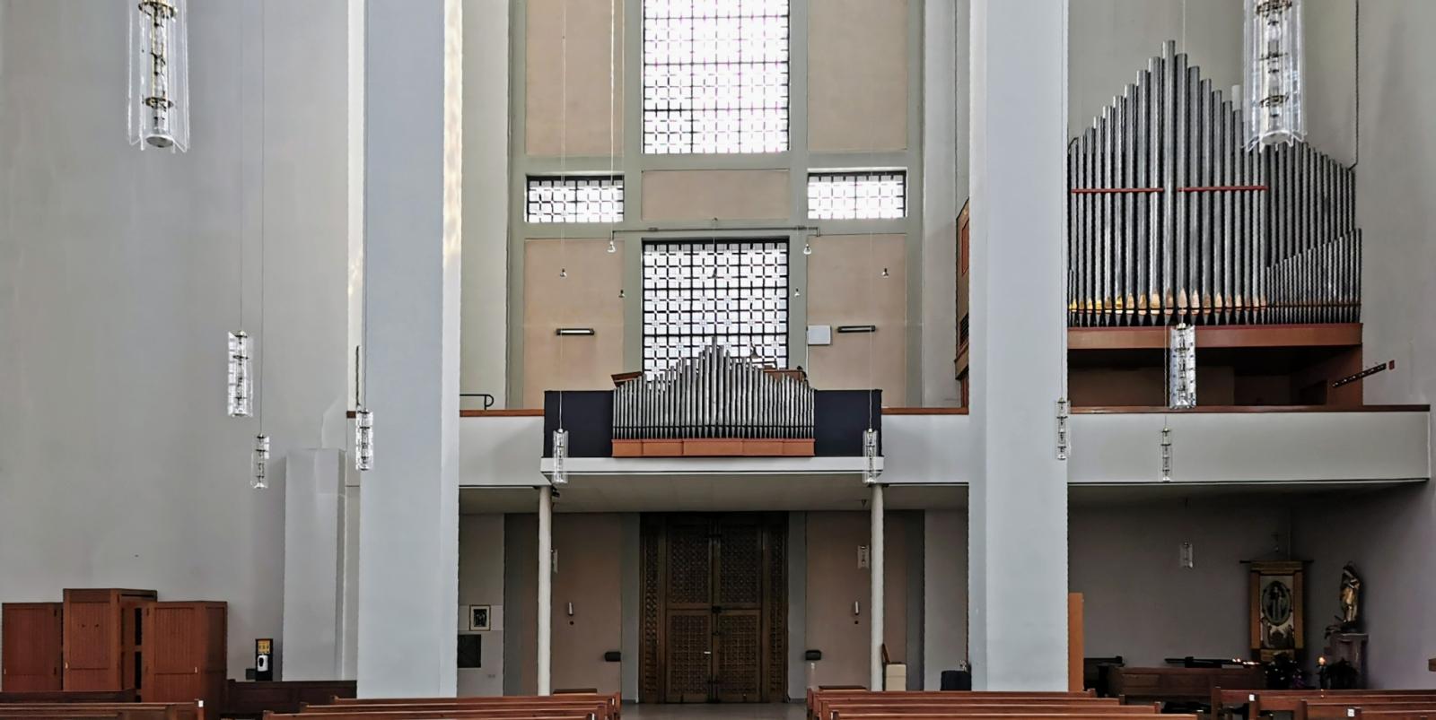 Blick zur Orgelempore
