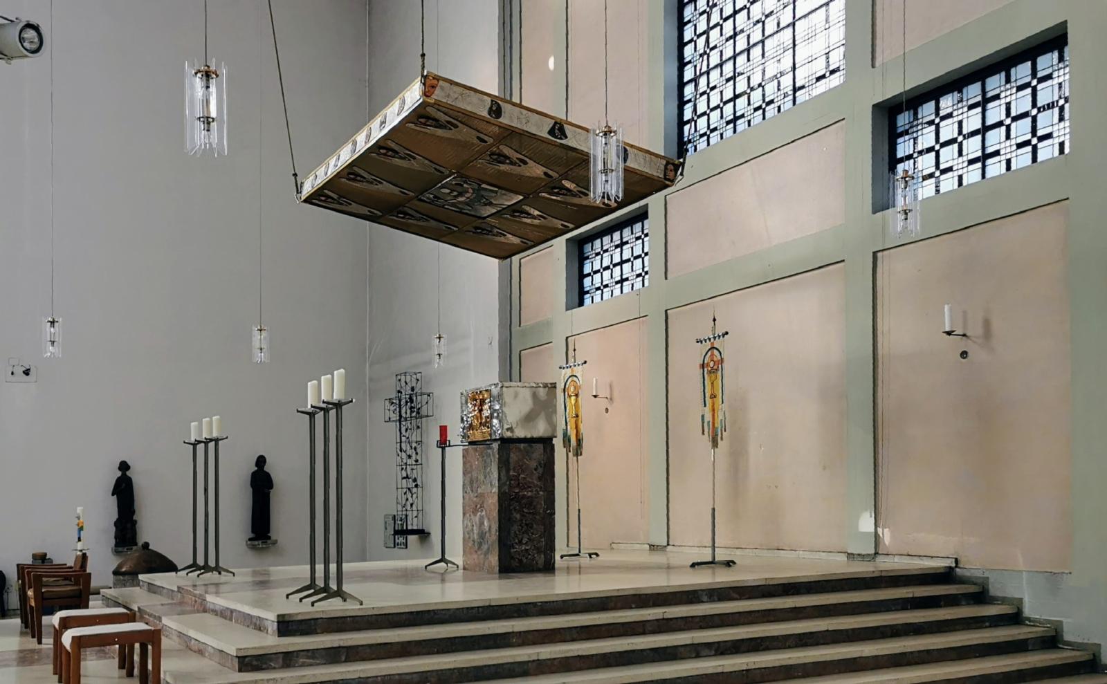 Altar der St. Mechtern Kirche mit Baldachin