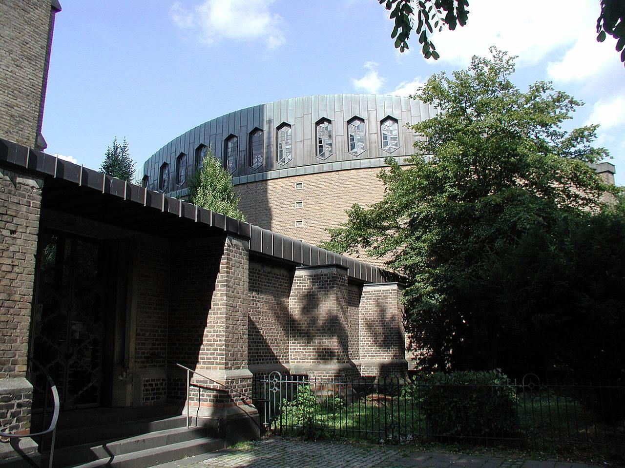 Blick auf Seitengang des Atrium und Gemeindesaal