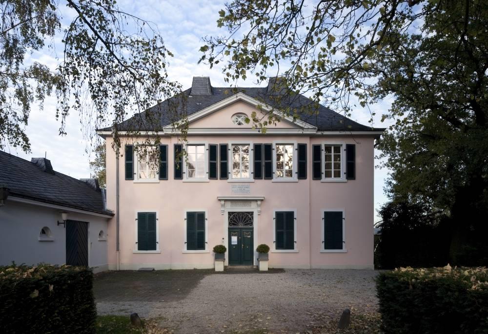 frontaler Blick auf die Fassade des Ernst-Moritz-Arndt-Hauses