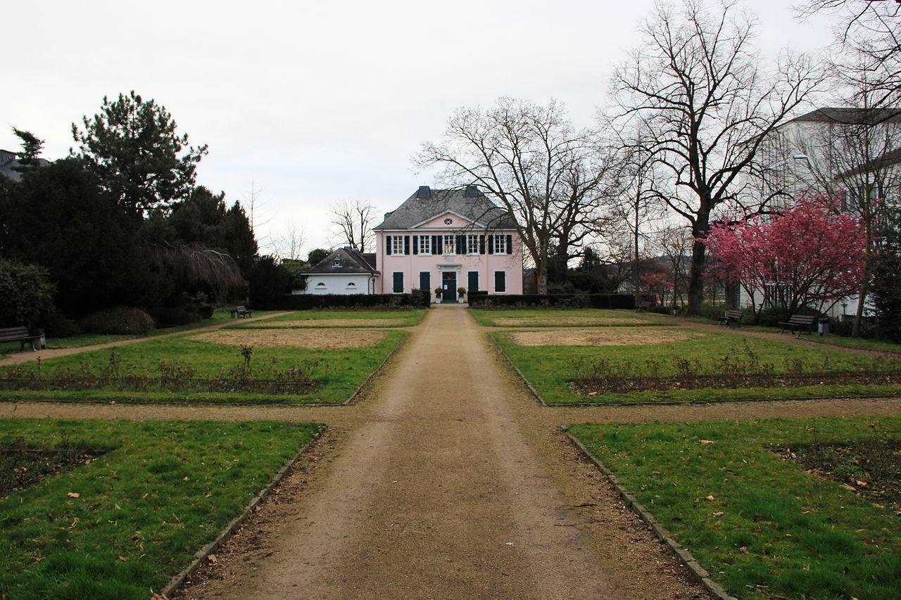 Blickachse durch den Garten zum Ernst-Moritz-Arndt-Haus