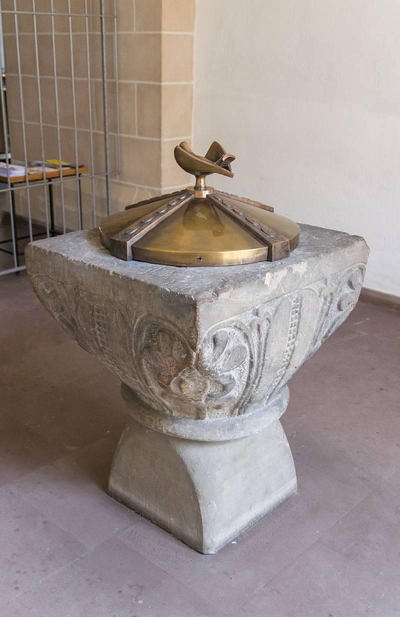 Taufstein aus Würfelkapitell der romanischen Basilika