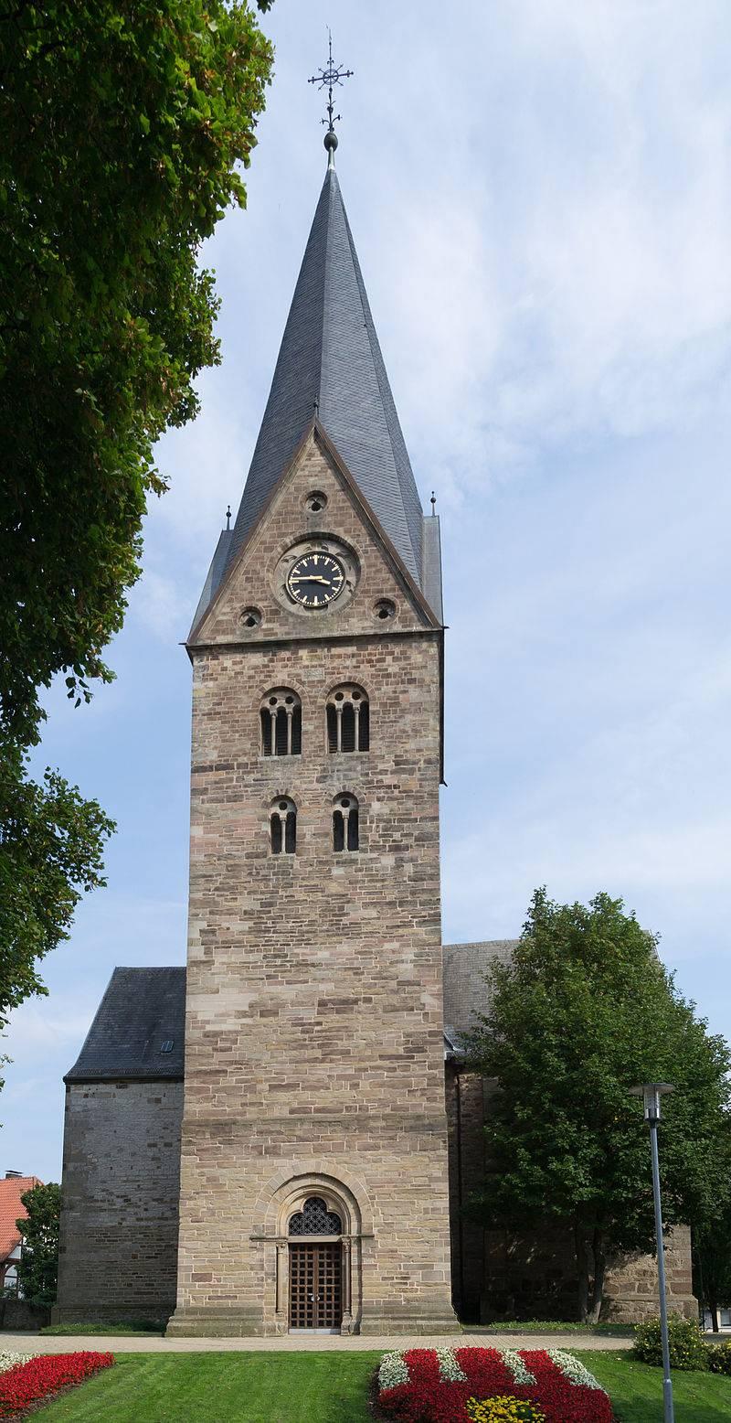 frontaler Blick auf den Turm mit Portal