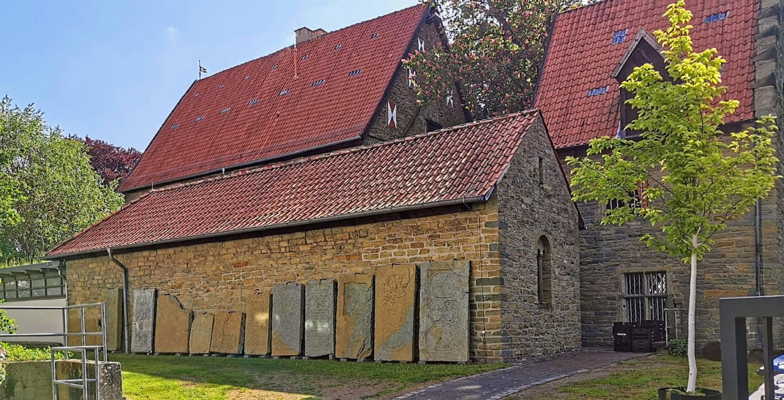 Grabplatten im Garten des Burghofmuseums
