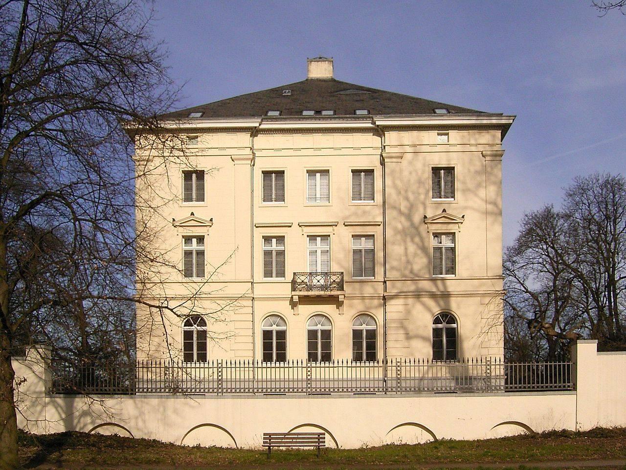 Blick auf die zum Park gewandte Seite
