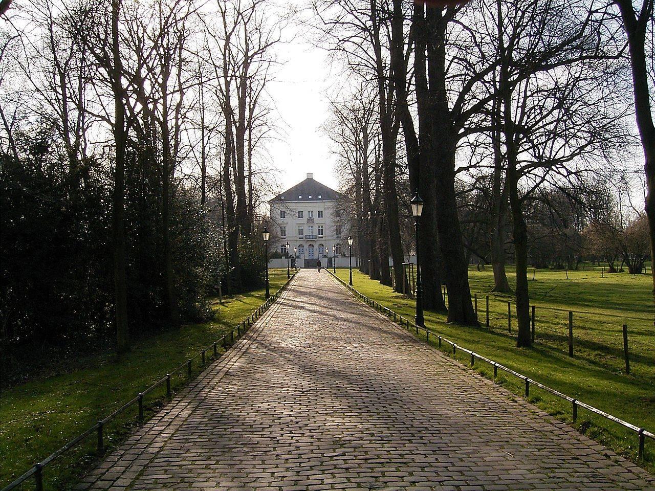 Blickachse von der Zufahrt zum Schloss Mickeln