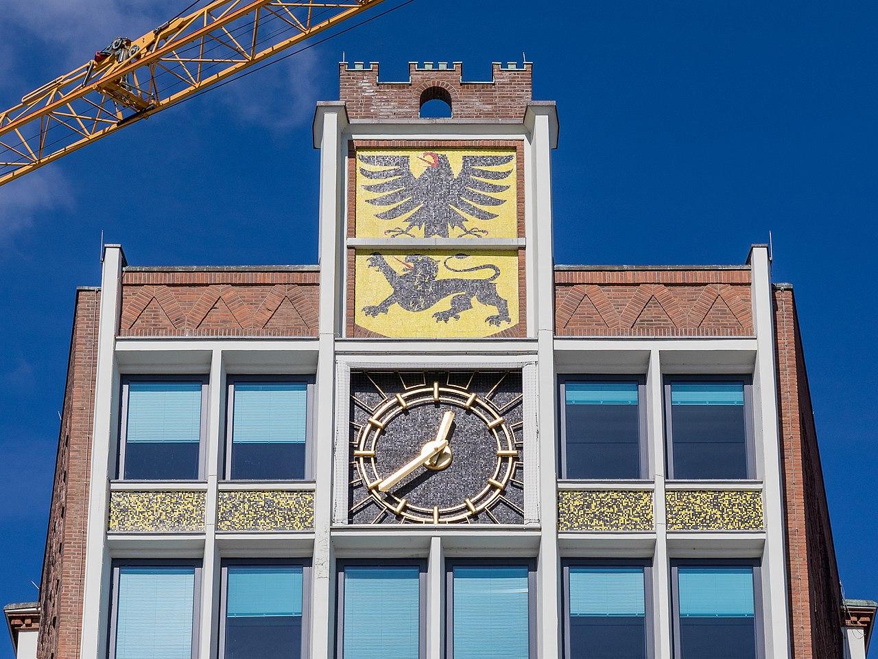 Wappen und Uhr am Dürener Rathaus