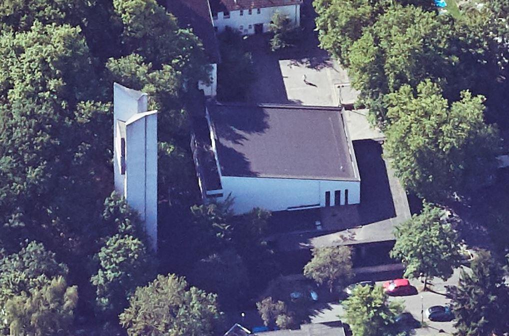 Schrägluftbild von Norden, Friedenskirche mit Stadtteilzentrum Q1