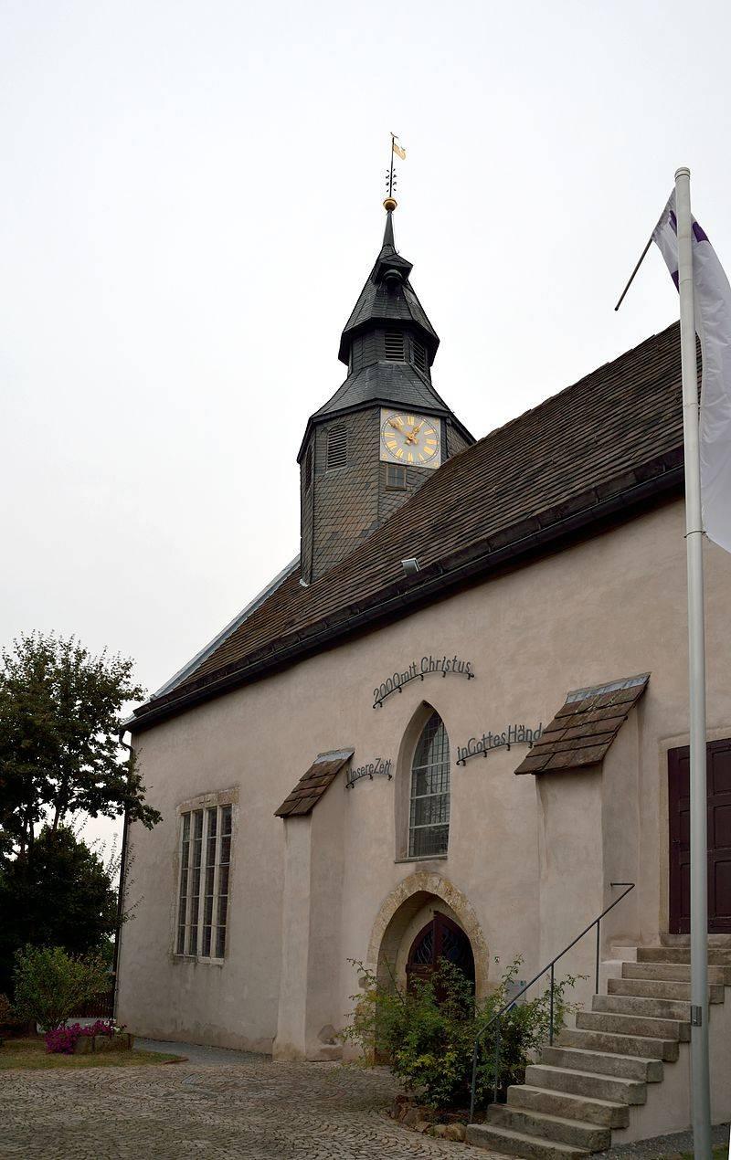 seitlicher Blick auf die südliche Fassade zum Eingangsportal
