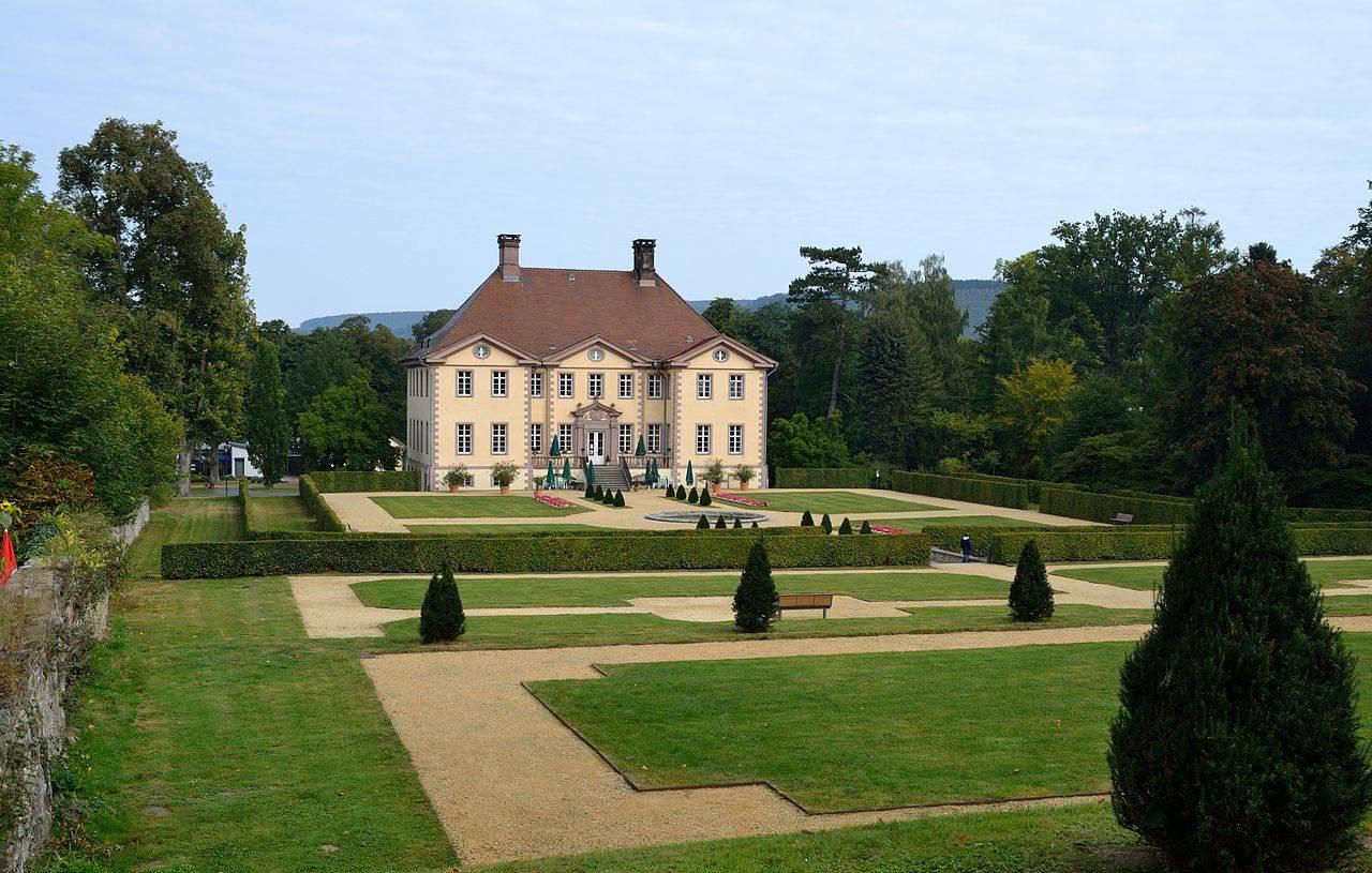 Blick auf den barocken Garten und das Schloss
