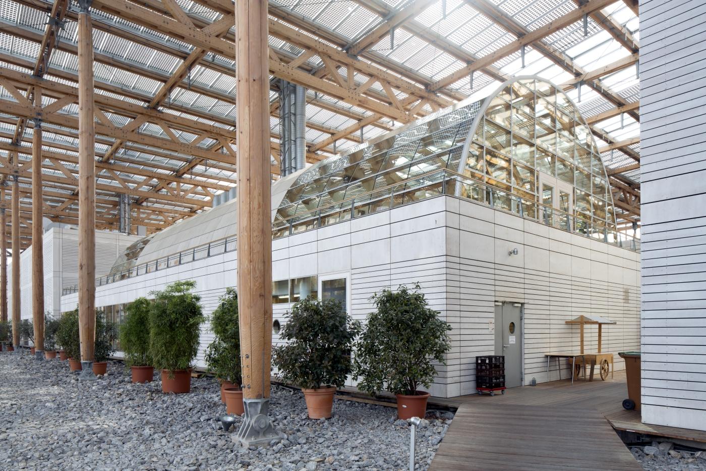 Baukörper mit Glasdach im Inneren der Akademie Mont-Cenis