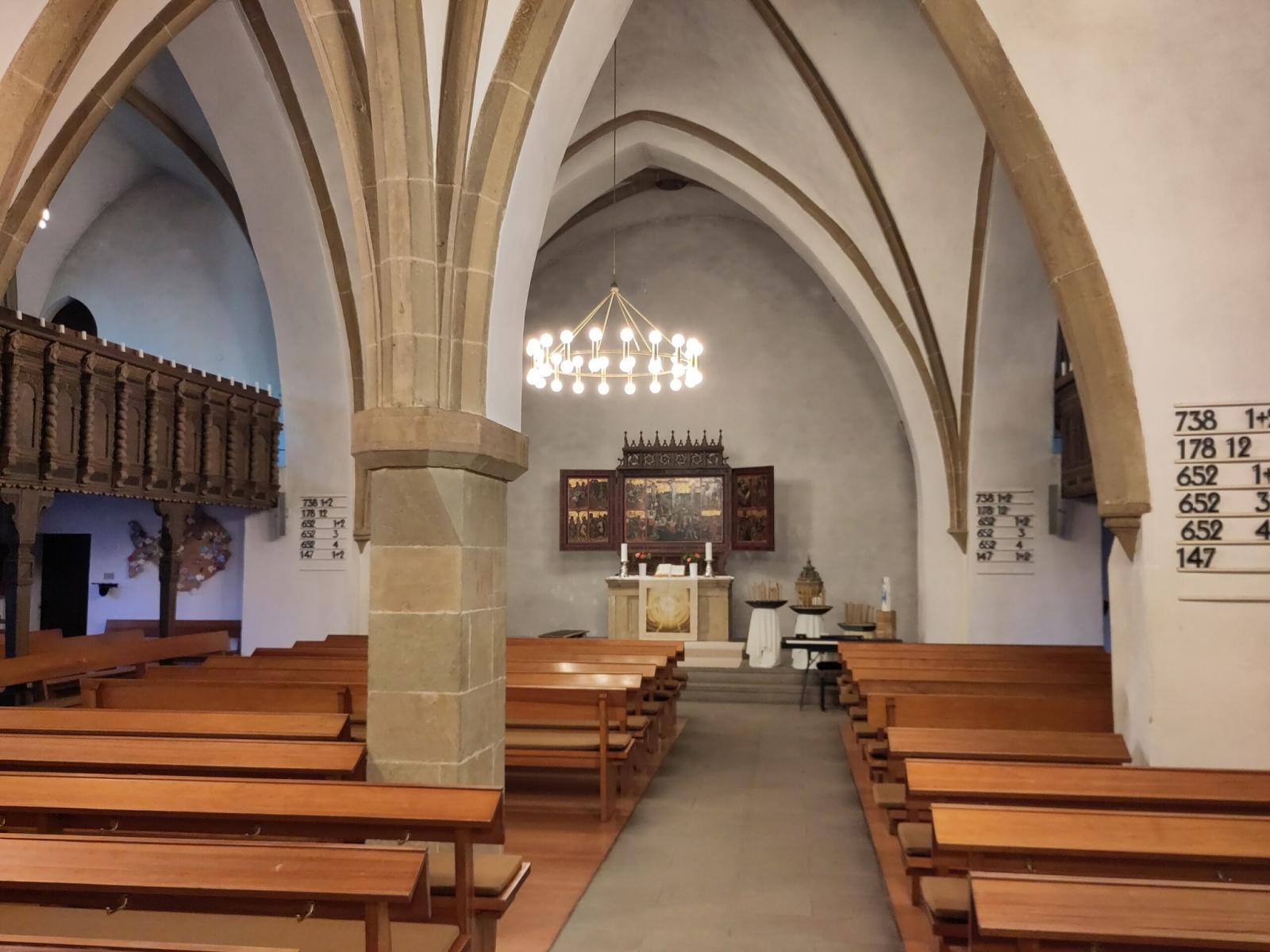 Innenansicht Kirchenschiff, Blick zum Altar