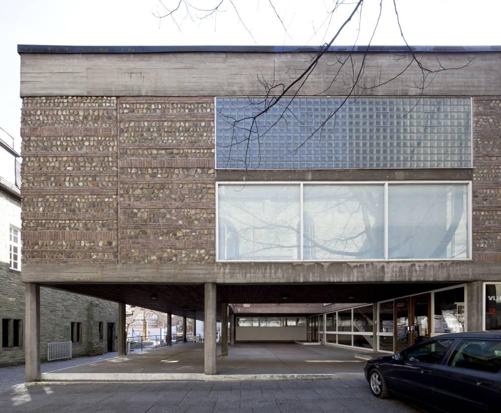 frontale Ansicht der Fassade mit Blick zum Lichtschacht