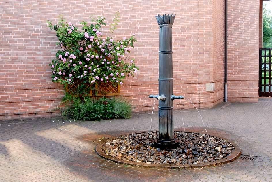 Von Prof. D. Baumewerd angeregter Brunnen mit den Symbolen der vier Evangelisten von Eva Limberg im Innenhof