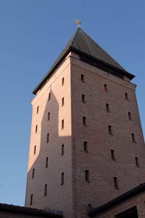 Turm der Heilig-Geist-Kirche Bielefeld mit Schatten der Kirchendachlaterne