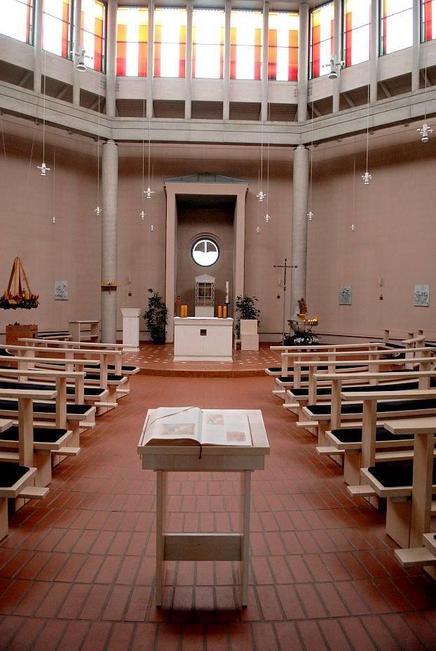 Blick vom Haupteingang zum Altar