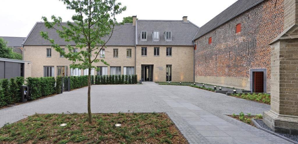 Blick in den Innenhof und auf den Neubau