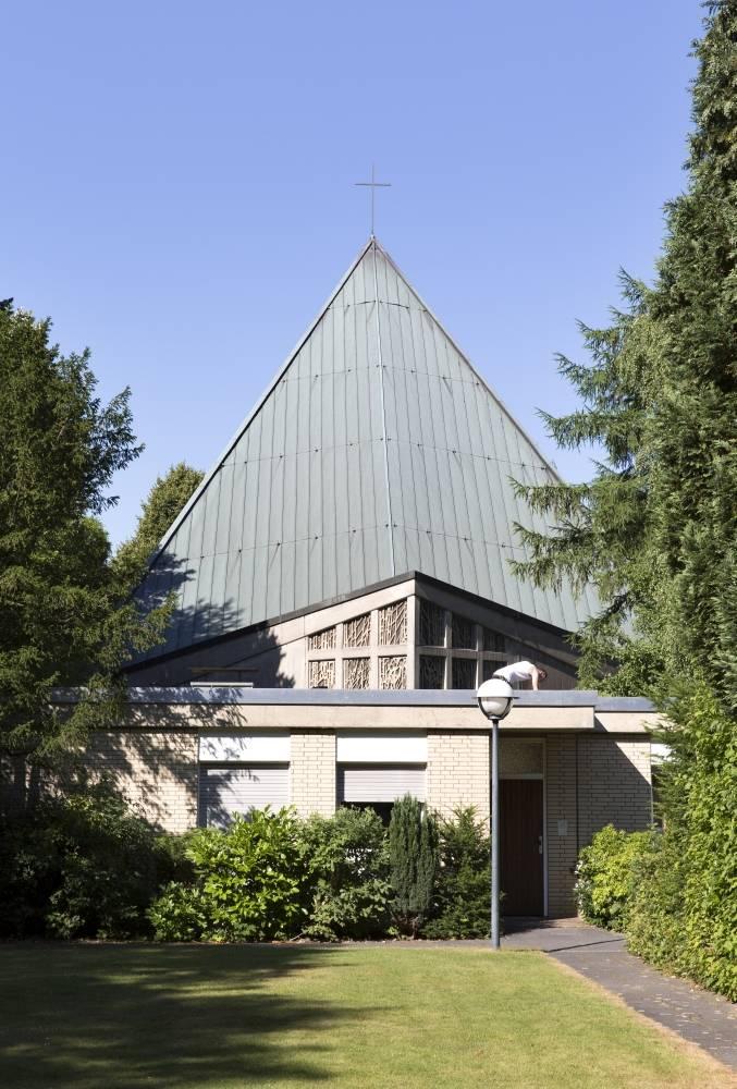 Blick zum Eingang der Kirche