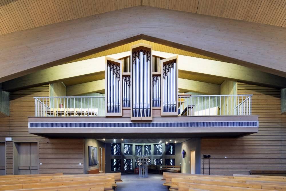Blick auf die Orgel im östlichen Teil der Kirche