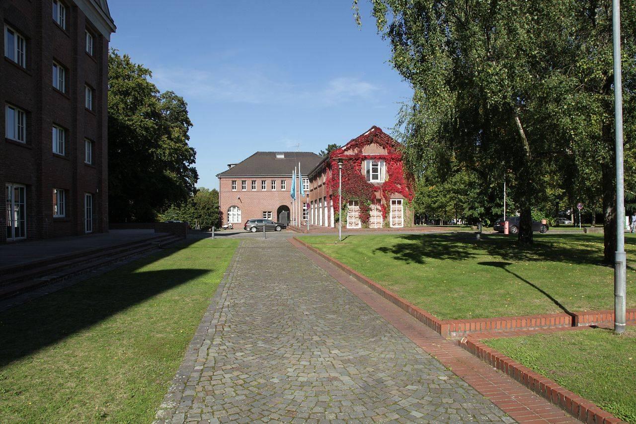 Blick auf das ehemalige Trafohaus und Telefonzentrale
