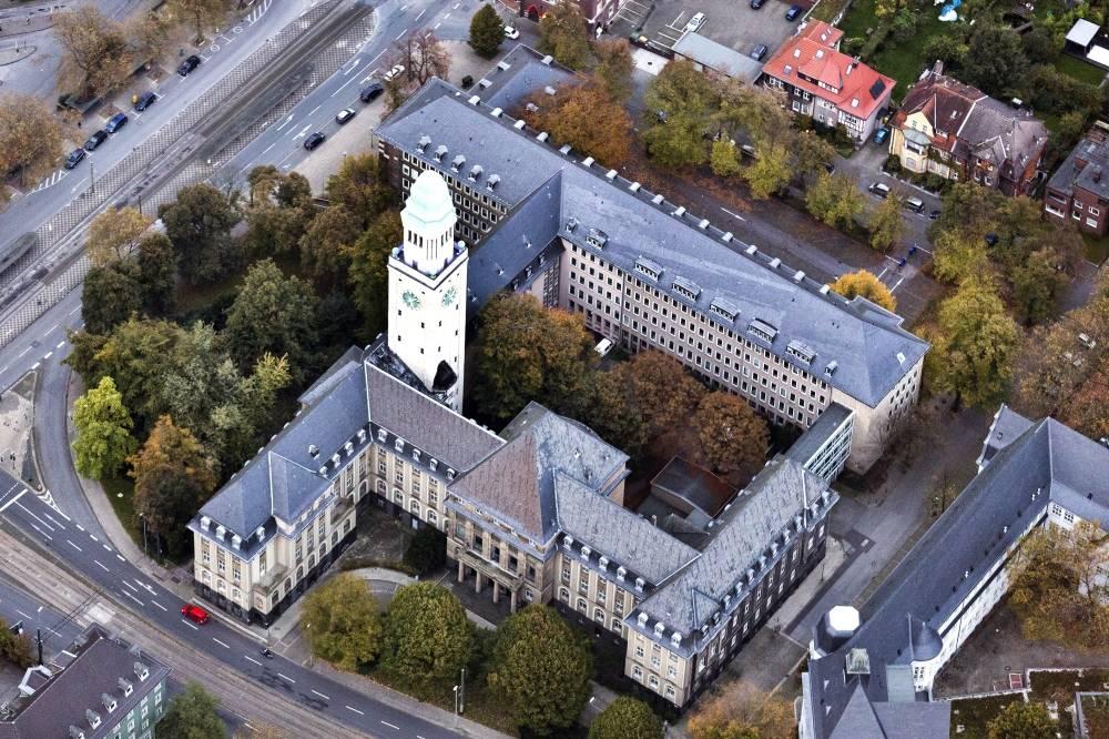 Luftbild, Ansicht des Rathauses von Westen
