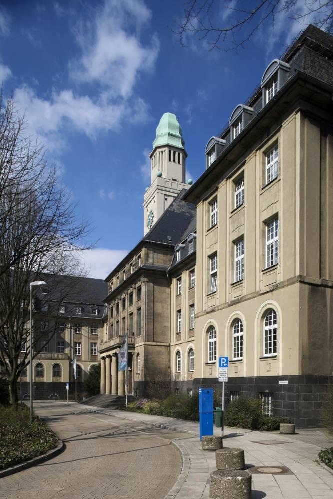 Fassade mit Blick auf den Altan und den Kirchturm