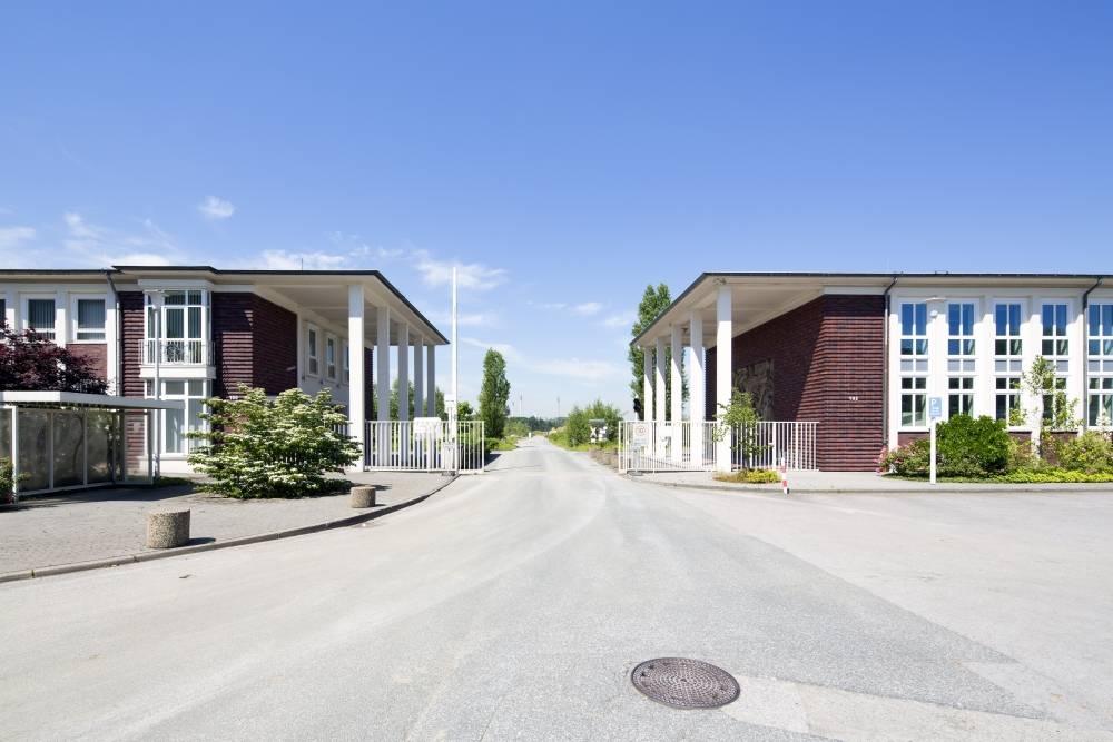 die beiden gegenüberstehenden Torbauten