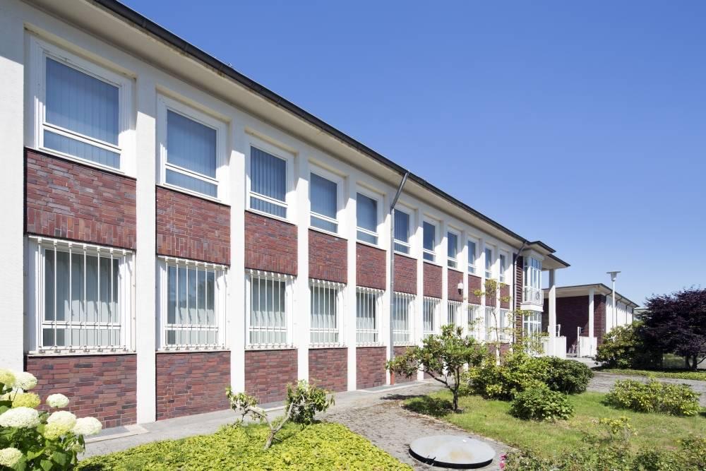 Blick auf die Fassade des Verwaltungsgebäudes