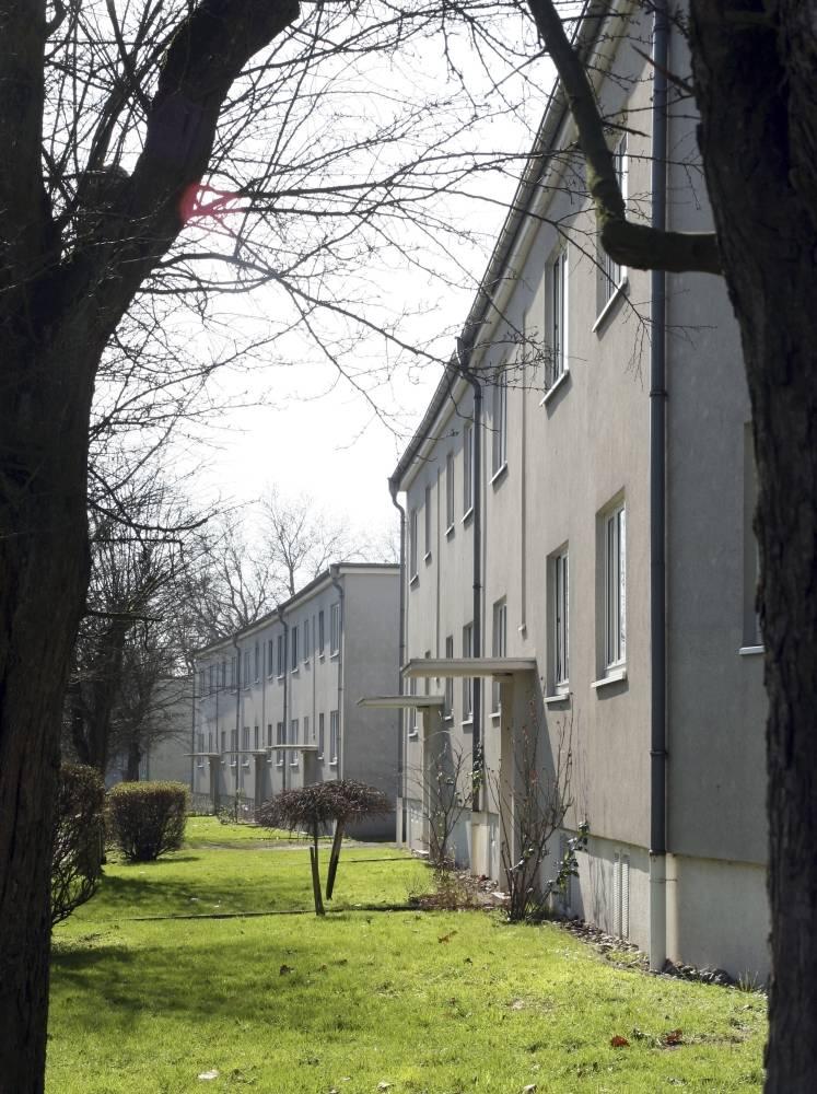 seitlicher Blick entlang einer Häuserzeile der Siedlung Spinnstuhl