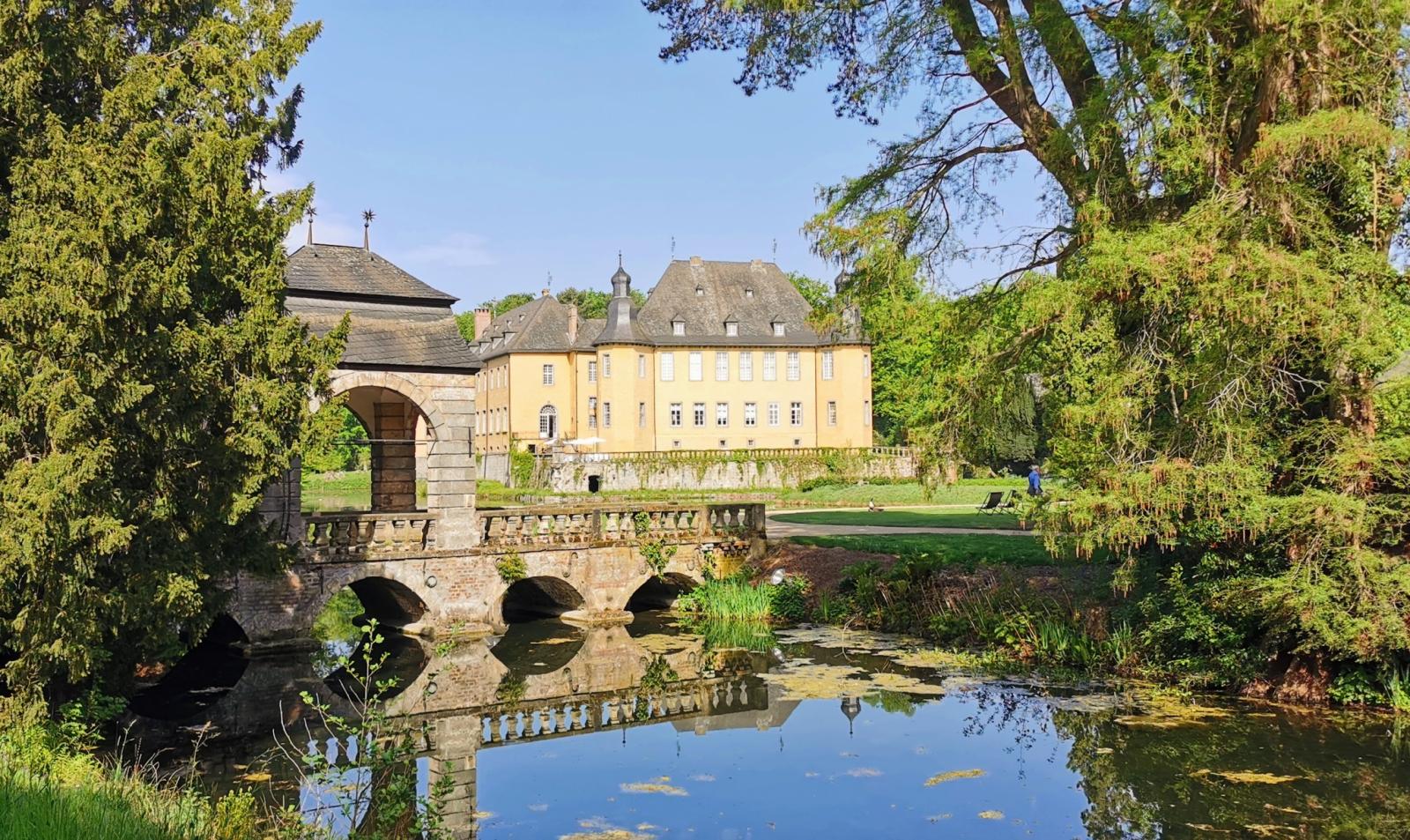 Blick auf Schloss Dyck und die Zugangsbrücke