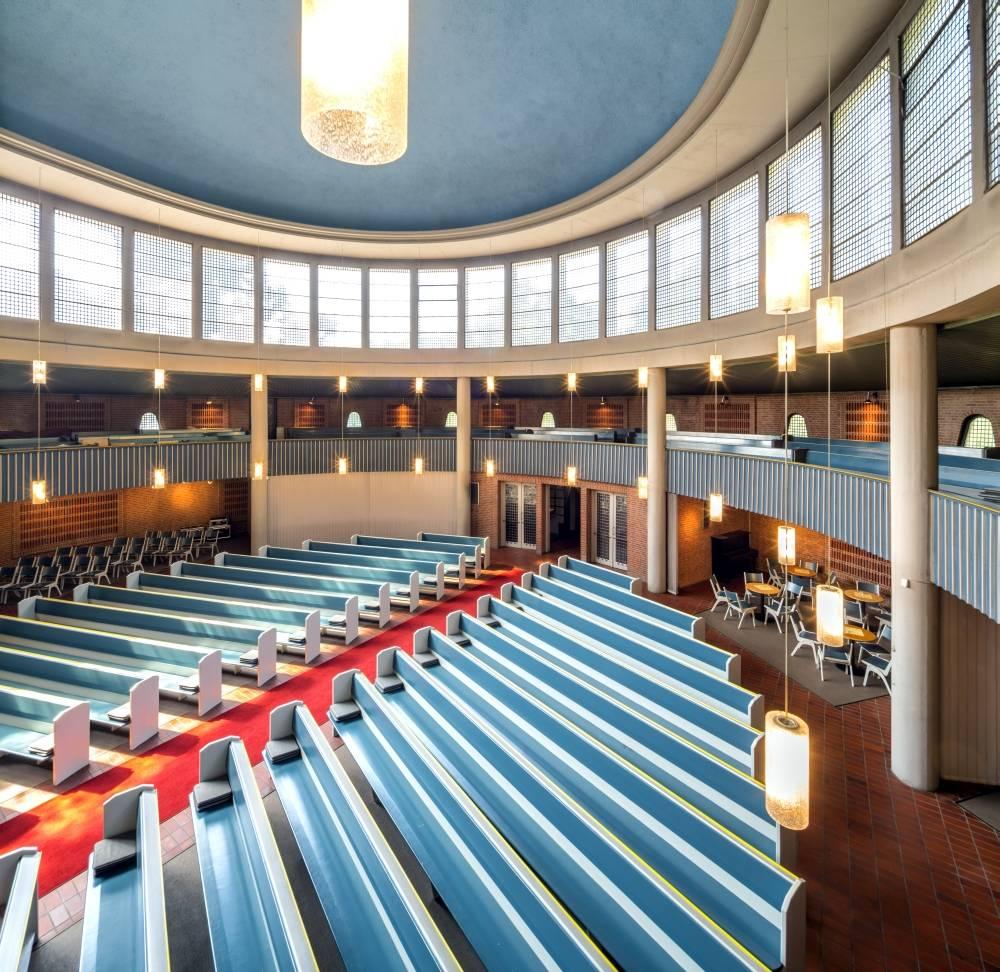 Innenansicht mit Blick zum Eingang der Kirche