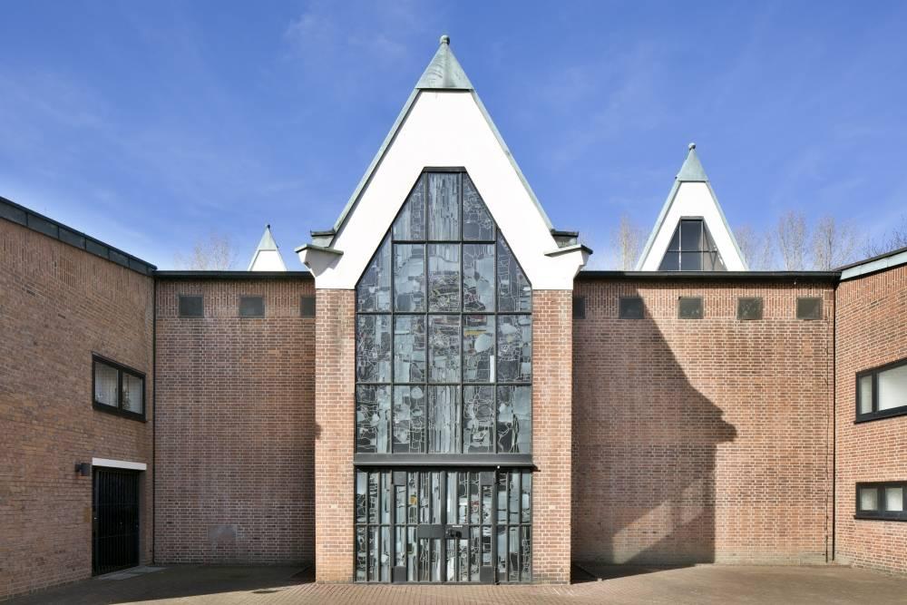 Innenhof mit Eingang zur Kirche