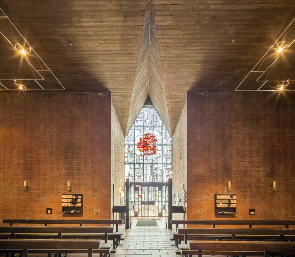 Innenraum der Kirche mit Blick zum Eingang