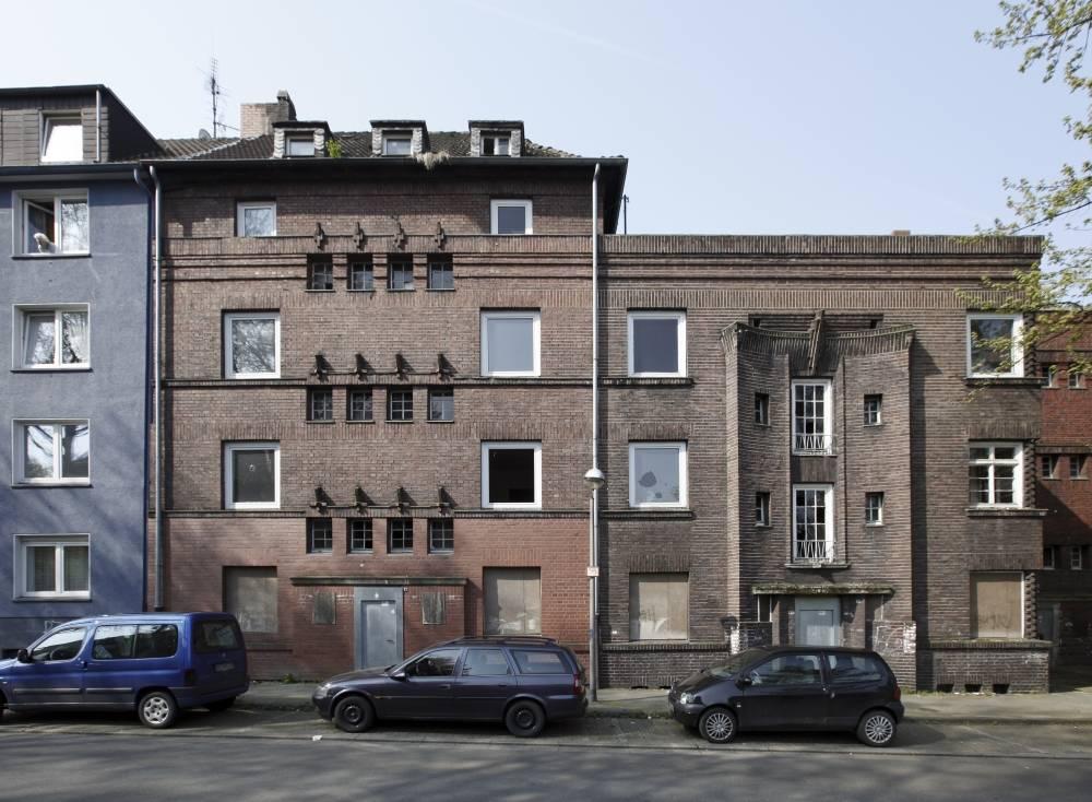 Blick auf zwei Häuserfassaden