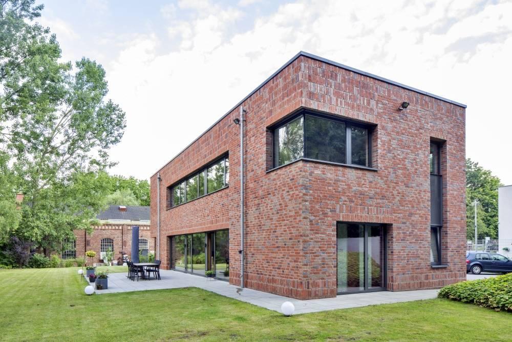 seitlicher Blick zur Gartenseite mit Terrasse